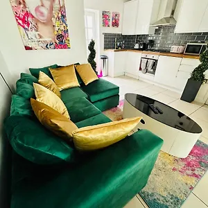 Townhouse: Modern With Private Patio Holiday home